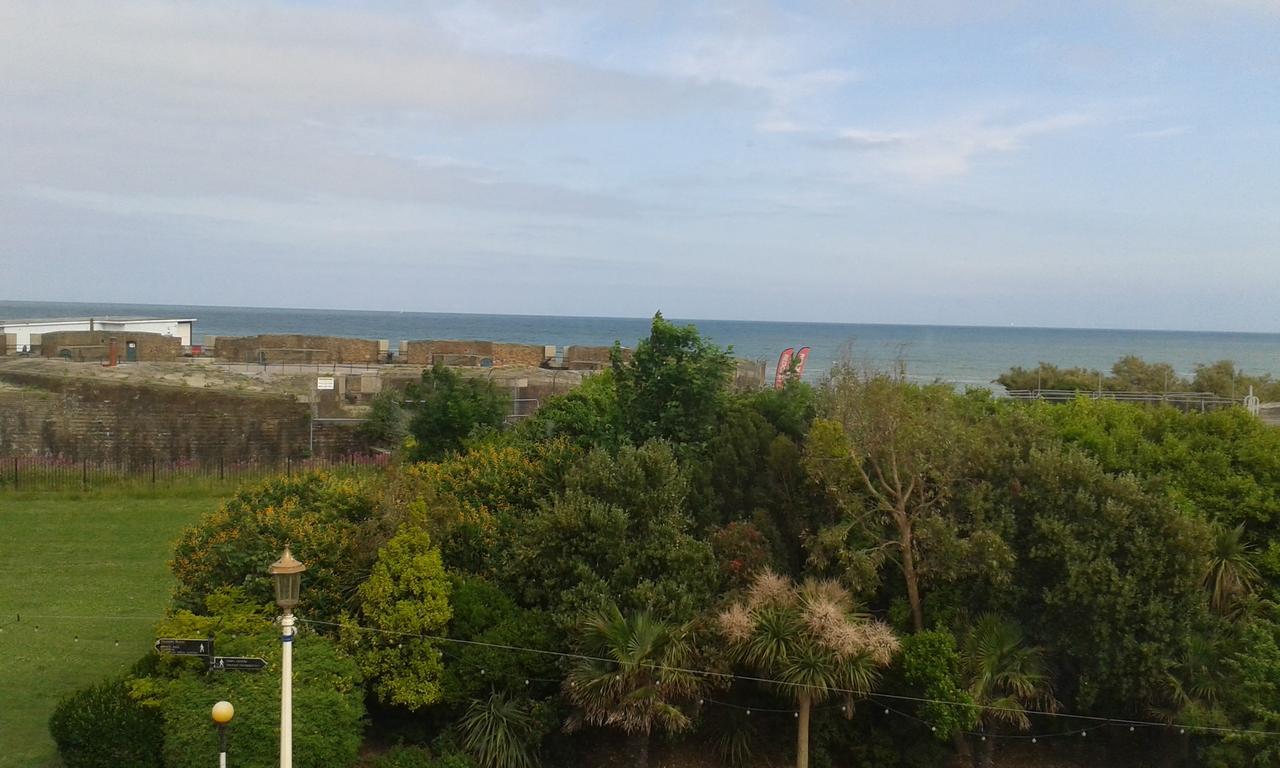 By The Sea Bed And Breakfast Eastbourne Exterior photo