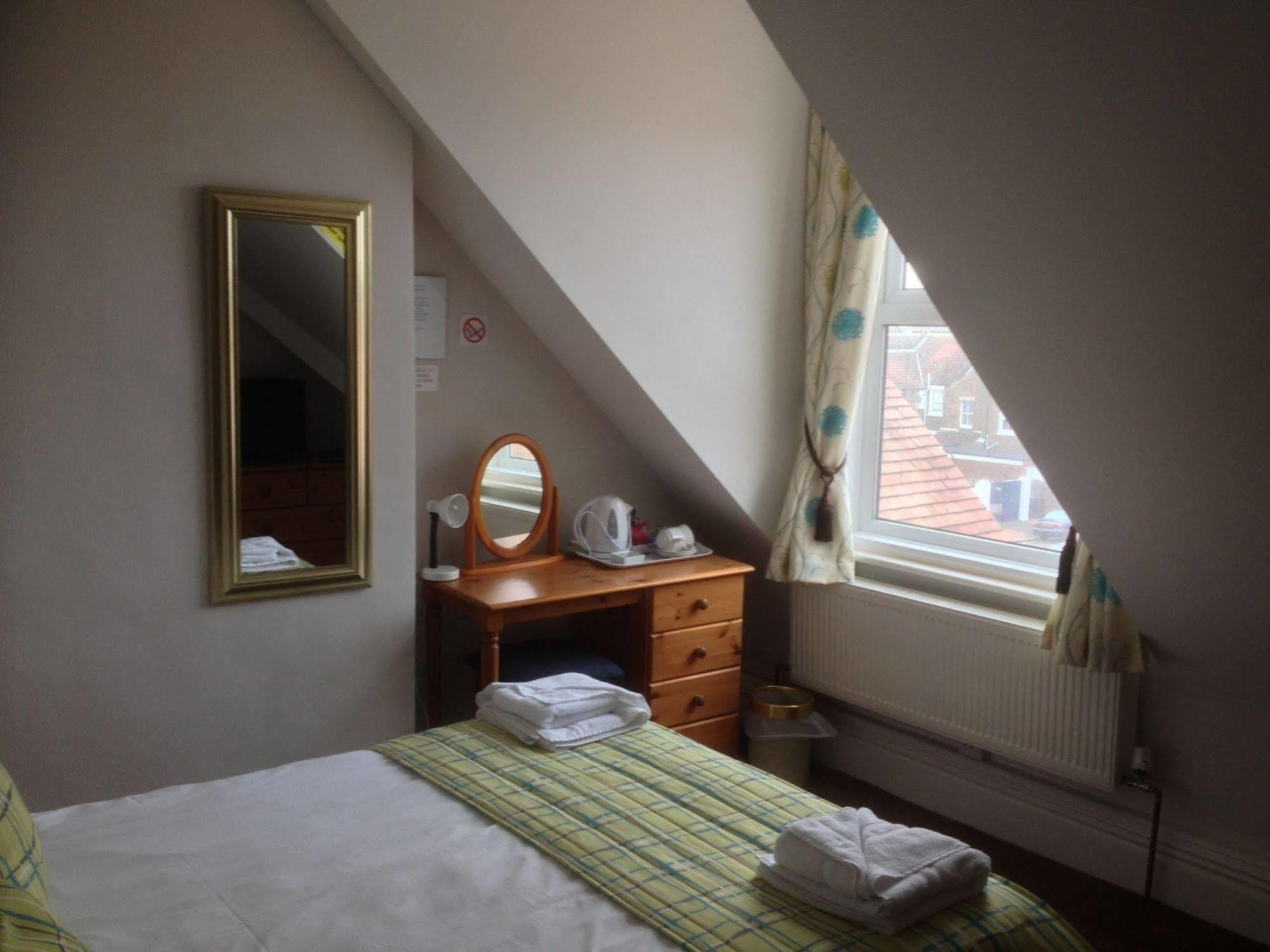 By The Sea Bed And Breakfast Eastbourne Exterior photo