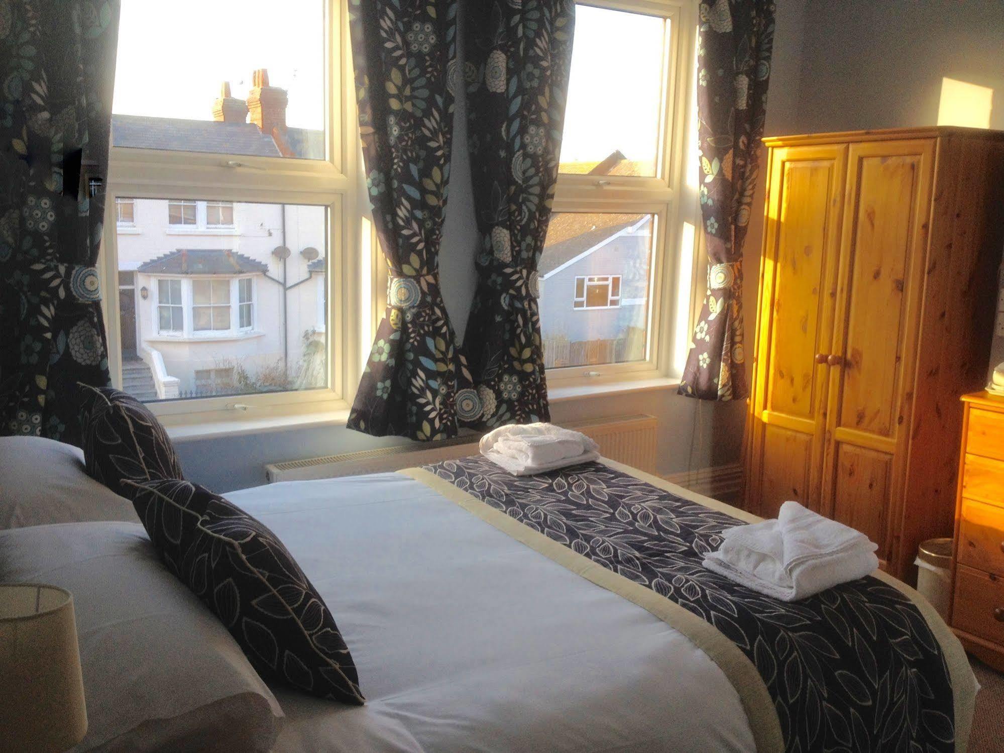 By The Sea Bed And Breakfast Eastbourne Exterior photo