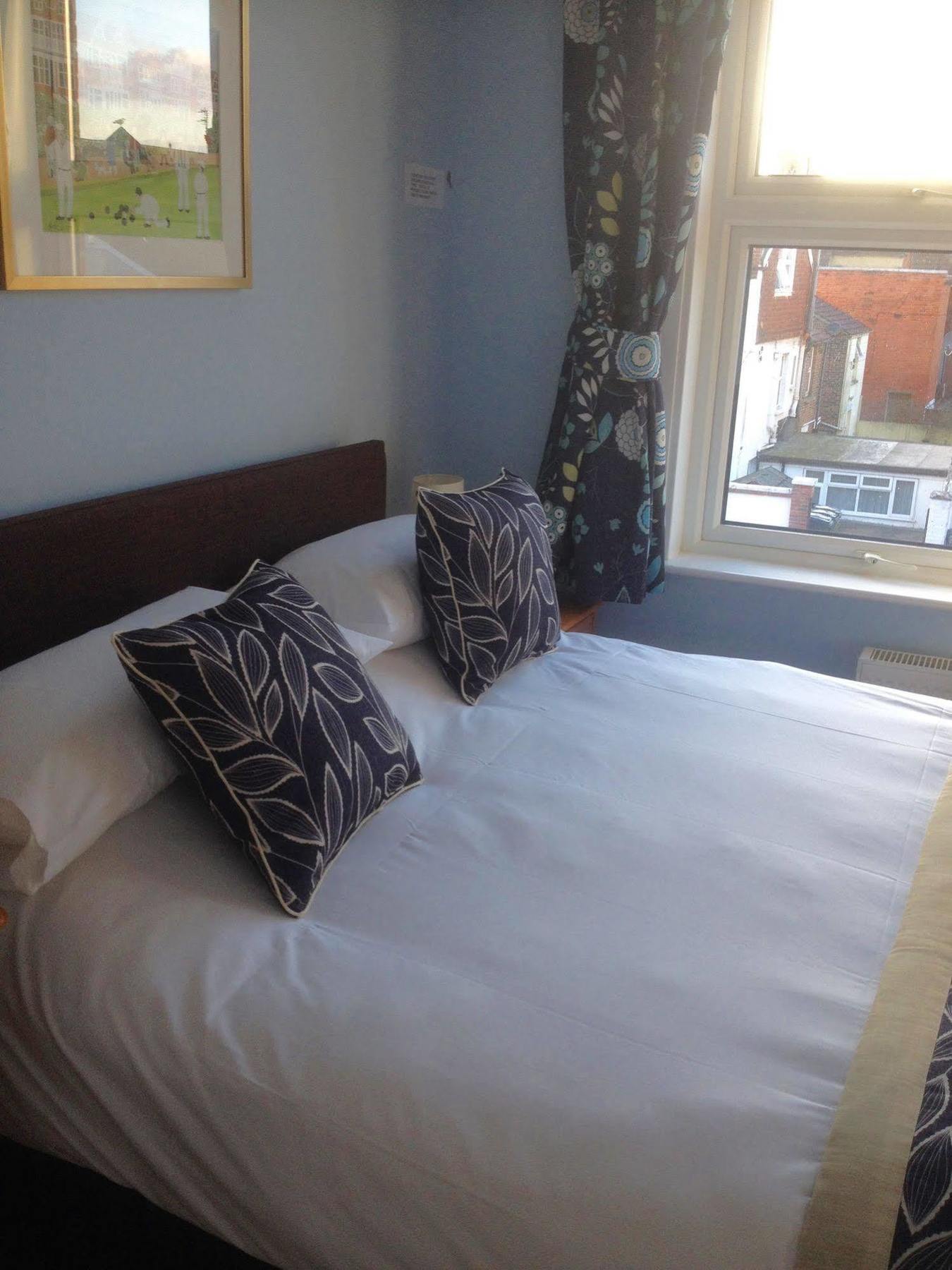 By The Sea Bed And Breakfast Eastbourne Exterior photo