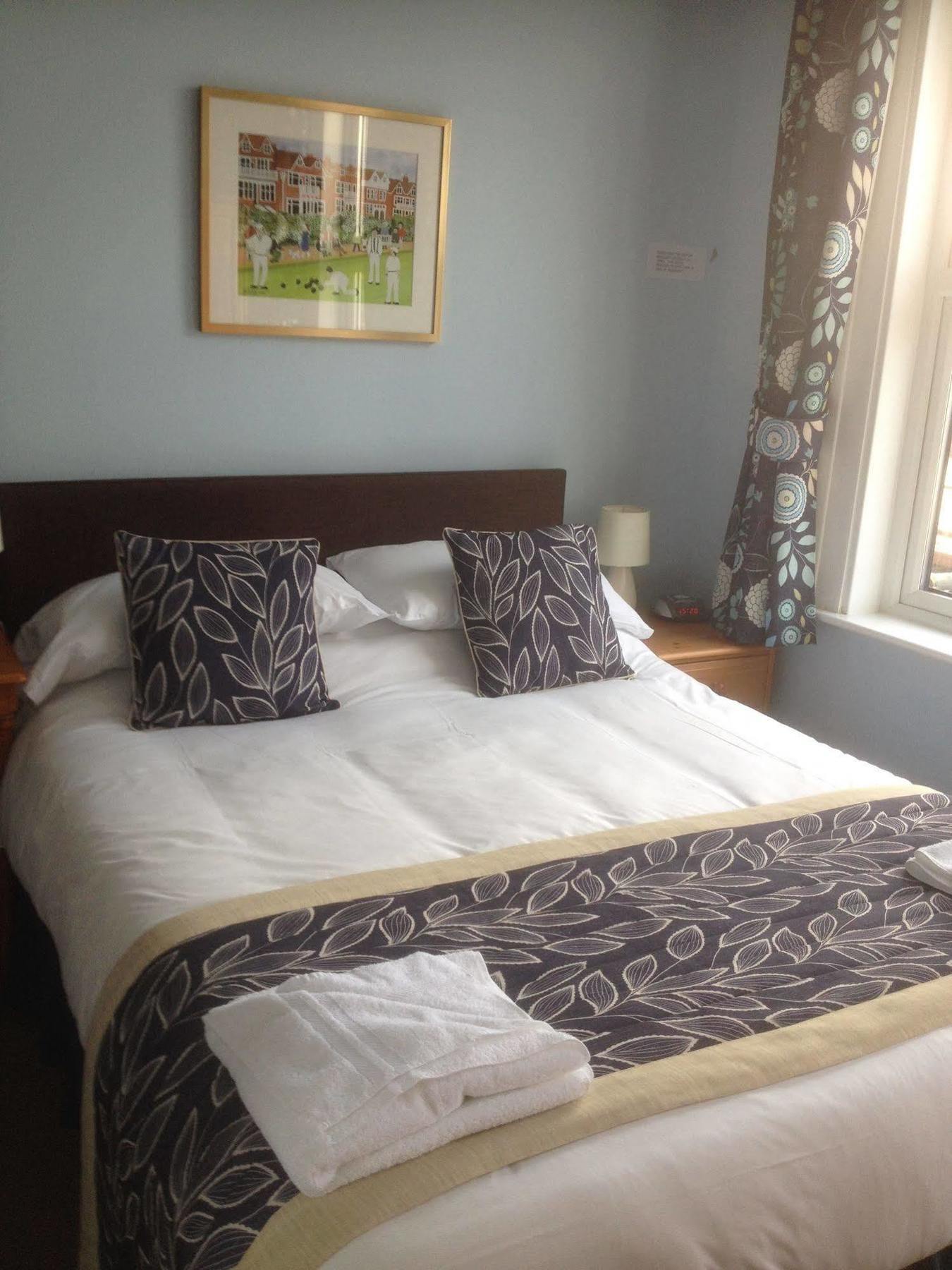 By The Sea Bed And Breakfast Eastbourne Exterior photo