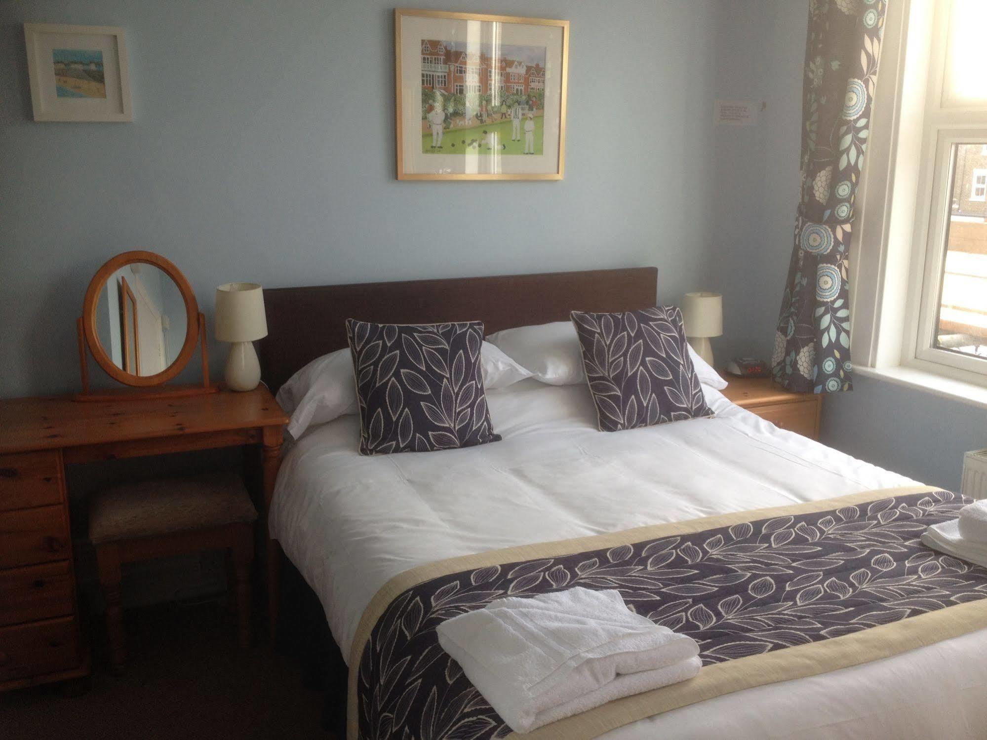 By The Sea Bed And Breakfast Eastbourne Exterior photo